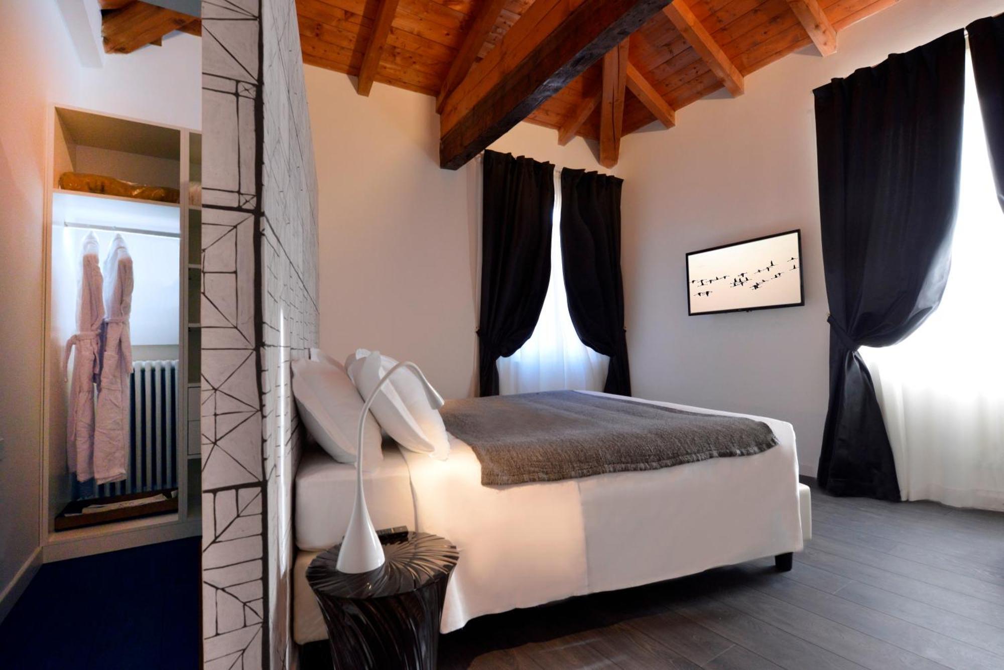 Phi Hotel Bologna Bagian luar foto
